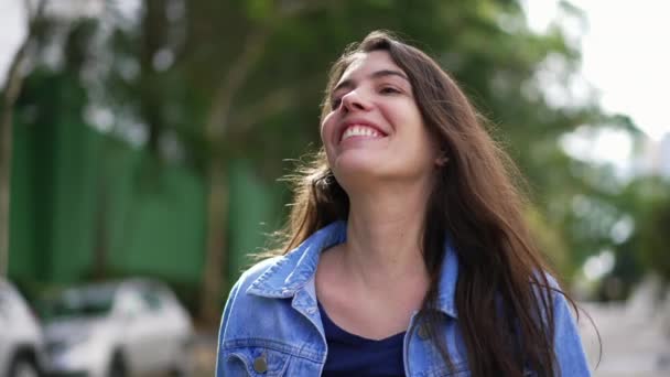 Glückliche Junge Frau Die Nach Draußen Geht Ein Fröhliches Ausdrucksstarkes — Stockvideo