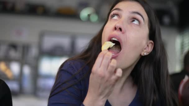 Persona Comiendo Patatas Fritas Mujer Feliz Come Comida Rápida Restaurante — Vídeos de Stock