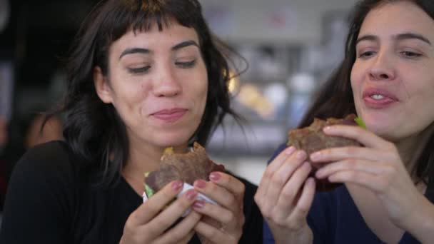 Deux Amies Heureuses Mangeant Des Hamburgers Même Temps Jeunes Femmes — Video