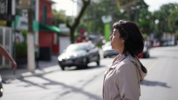 Karşıdan Karşıya Geçen Spanyol Bir Kadın Şehir Merkezinde Yaya Geçidini — Stok video