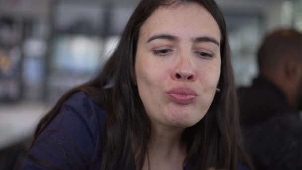 Femme Mangeant Des Frites Hamburger Personne Mange Restauration Rapide Pour — Video