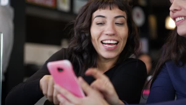 Zwei Verzweifelte Freundinnen Die Auf Den Handybildschirm Zeigen Lächeln Zusammen — Stockvideo