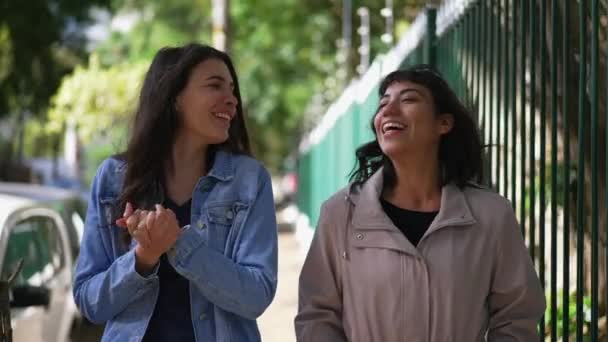 Zwei Glückliche Frauen Die Beim Stadtbummel Lächeln Und Lachen Mädchen — Stockvideo