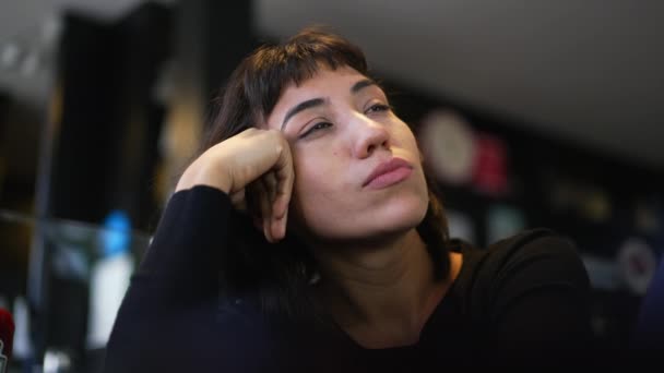 Uma Latina Hispânica Pensativa Jovem Mulher Sonhando Acordado Solução Ponderação — Vídeo de Stock