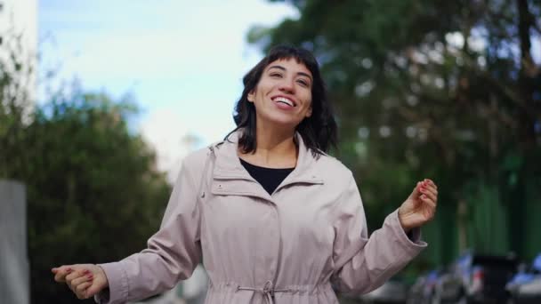 Happy Brazilian Woman Face Celebrates Life While Walking Street — Vídeo de Stock