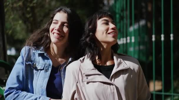 Duas Amigas Felizes Sair Meninas Despreocupadas Caminhar Rua Urbana Juntos — Vídeo de Stock