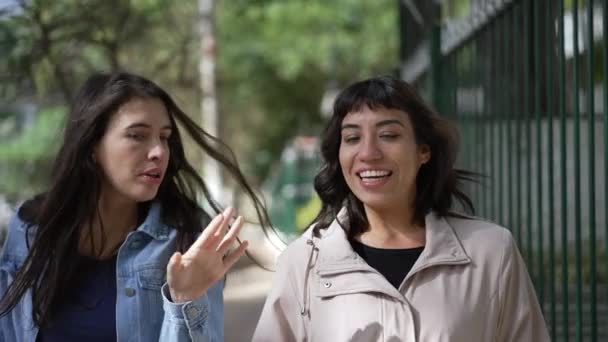 Две Испаноязычные Латиноамериканки Выходящие Улицу Сплетничают — стоковое видео