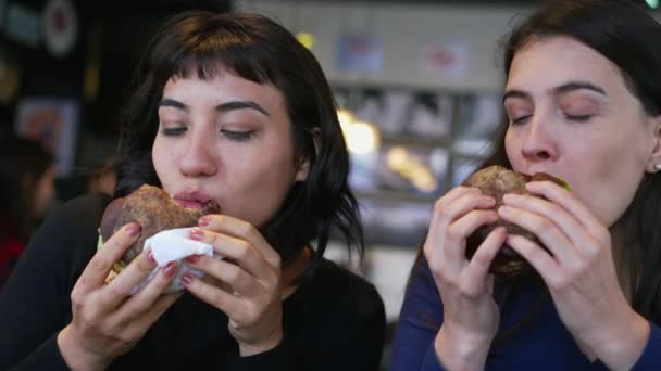 Deux Jeunes Femmes Heureuses Qui Mangent Des Cheeseburgers Restaurant Copines — Video