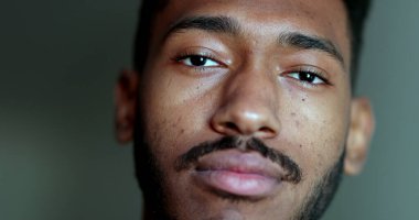 Dost canlısı Afro-Amerikan erkek portresi