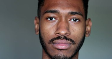Dost canlısı Afro-Amerikan erkek portresi