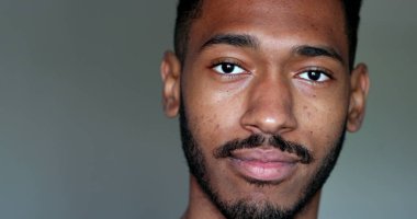 Dost canlısı Afro-Amerikan erkek portresi