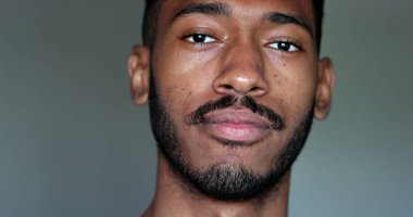 Dost canlısı Afro-Amerikan erkek portresi