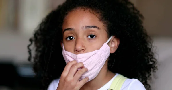 Mädchen Zieht Gesichtsmaske Kleines Kind Zieht Maske — Stockfoto