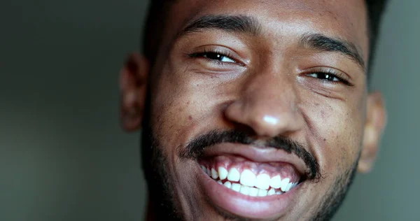 Vriendelijke Zwarte Afrikaanse Man Kijkt Naar Camera Glimlachen — Stockfoto