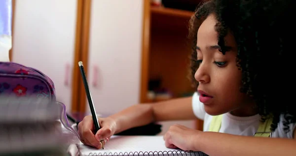 Focada Menina Criança Escrevendo Notas Bloco Notas — Fotografia de Stock