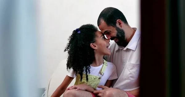 Pai Abraçando Filha Criança Relações Interraciais Entre Pais Filhos — Fotografia de Stock
