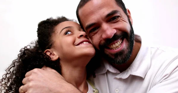 Father Daughter Smiling Camera Real Casual People Child Dad — Foto Stock