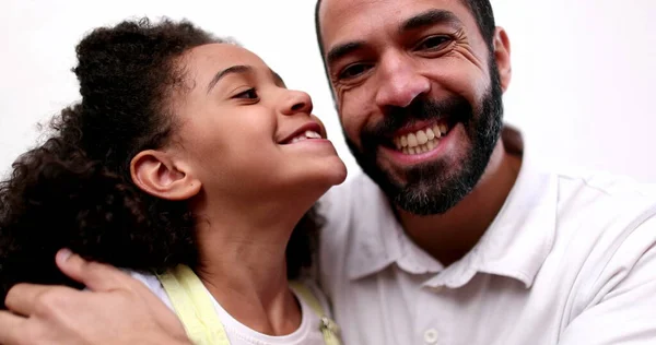 Father Daughter Smiling Camera Real Casual People Child Dad — Foto Stock