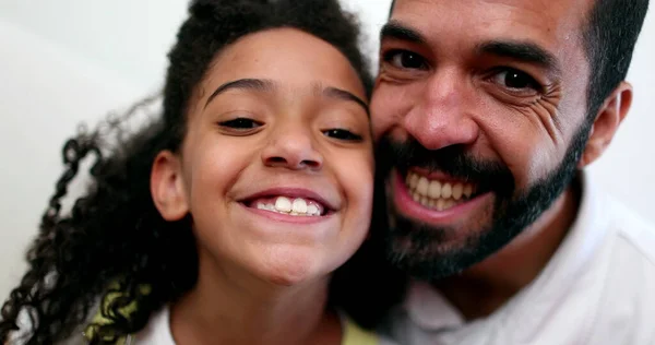 Father Daughter Smiling Camera Real Casual People Child Dad — Stockfoto