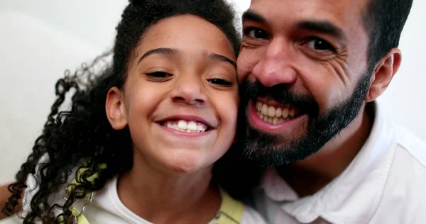 Father Daughter Smiling Camera Real Casual People Child Dad — Stockfoto