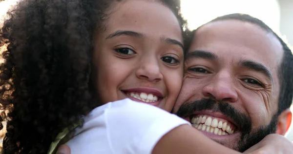 Father Daughter Embrace Interracial Dad Daughter Hugging — Stockfoto
