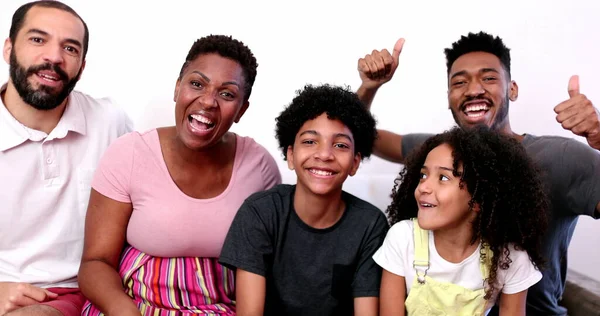 Familie Zwaaien Hallo Naar Camera Sprekende Video Conferentie Pov — Stockfoto