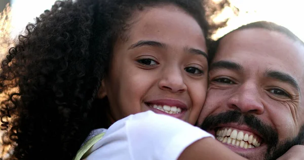 Rodzinna Miłość Uczucie Ojciec Córka Przytulają Się Rozbłyskiem Soczewki — Zdjęcie stockowe