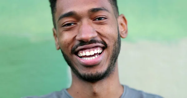 Šťastný Mladý Černoch Směje Usmívá Africká Etnika Skutečný Život Smích — Stock fotografie