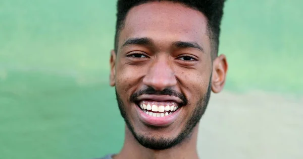 Šťastný Mladý Černoch Směje Usmívá Africká Etnika Skutečný Život Smích — Stock fotografie