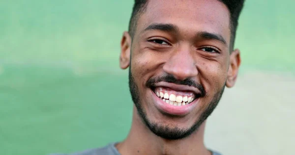 Glücklicher Junger Schwarzer Mann Der Lacht Und Lächelt Afrikanische Ethnizität — Stockfoto