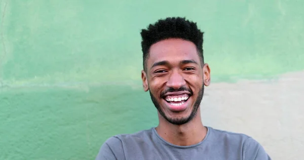 Jovem Negro Feliz Rindo Sorrindo Etnia Africana Vida Real Rir — Fotografia de Stock