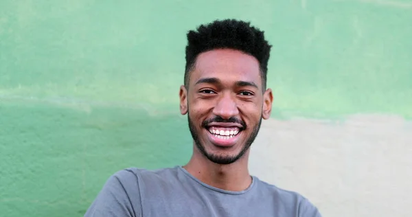 Mutlu Genç Siyah Adam Gülüyor Gülümsüyor Afrika Kökenli Gerçek Hayat — Stok fotoğraf