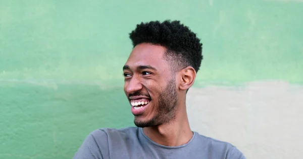 Mutlu Genç Siyah Adam Gülüyor Gülümsüyor Afrika Kökenli Gerçek Hayat — Stok fotoğraf
