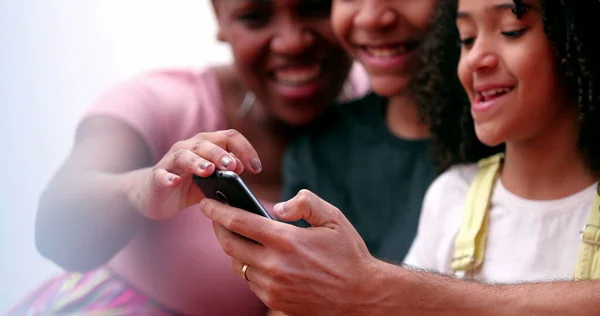Gelukkig Multiraciaal Gezin Met Smartphone — Stockfoto