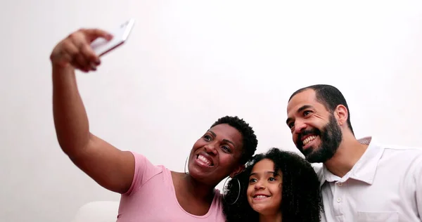 Gelukkig Multiraciale Familie Nemen Selfie Met Smartphone Apparaat Interraciale Ouders — Stockfoto