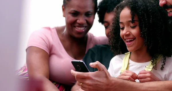 Gelukkige Multiraciale Familie Lachend Glimlachend Samen Kijkend Naar Telefoon Echte — Stockfoto