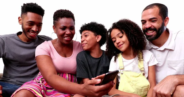 Gelukkig Gemengd Ras Familie Kijken Naar Telefoon Apparaat Lachen Glimlachen — Stockfoto