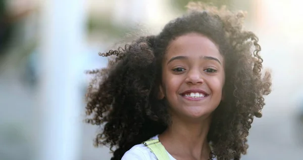 Счастливая Девочка Улыбается Смешанный Расовый Ребенок Вьющимися Волосами Лицом Ветра — стоковое фото