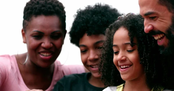 Gelukkig Familie Lachen Samen Kijken Naar Mobiele Telefoon Thuis — Stockfoto