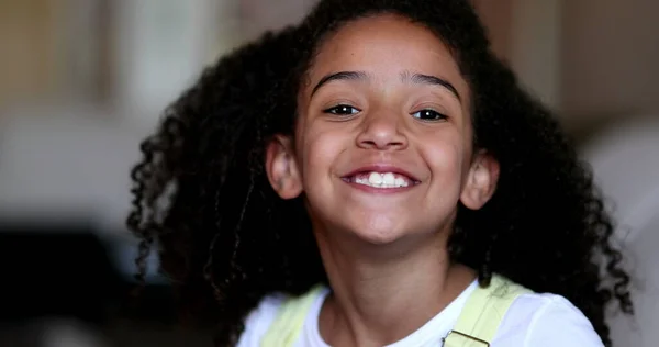 Happy Cute Mieszany Wyścig Mała Dziewczynka Uśmiechnięta Zróżnicowany Etnicznie Dzieciak — Zdjęcie stockowe