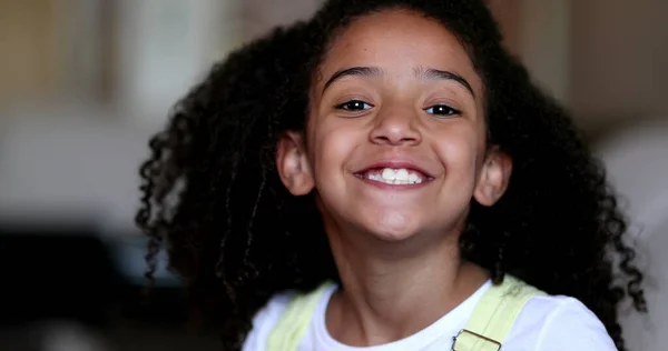 Happy Cute Mieszany Wyścig Mała Dziewczynka Uśmiechnięta Zróżnicowany Etnicznie Dzieciak — Zdjęcie stockowe