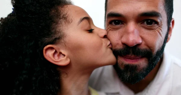 Una Ragazzina Che Bacia Padre Sulla Guancia Papà Figlia Legano — Foto Stock