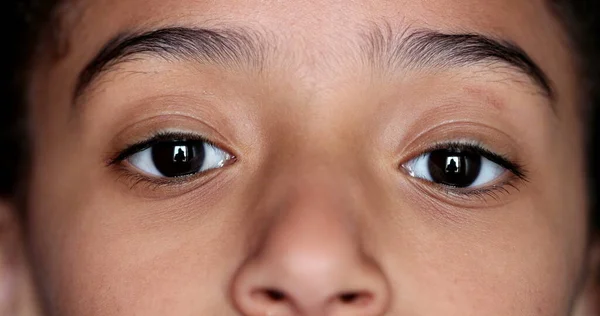 Küçük Kız Gözleri Kameraya Yakından Bakıyor Makro Yakın Çekim — Stok fotoğraf