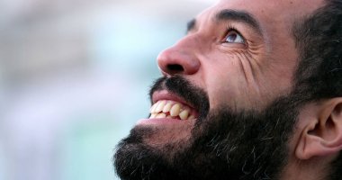 40 'lı yaşlarda umutlu bir adam gözlerini gökyüzüne açıyor.