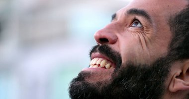 40 'lı yaşlarda umutlu bir adam gözlerini gökyüzüne açıyor.
