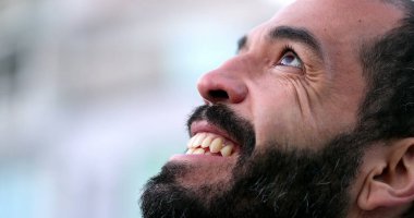 40 'lı yaşlarda umutlu bir adam gözlerini gökyüzüne açıyor.