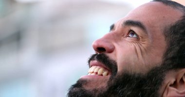 40 'lı yaşlarda umutlu bir adam gözlerini gökyüzüne açıyor.