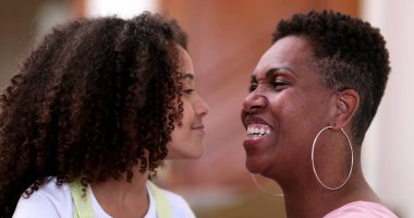 Karışık ırk kızı ve anne etkileşimi, Afrikalı anne ve çocuk gülümsemesi