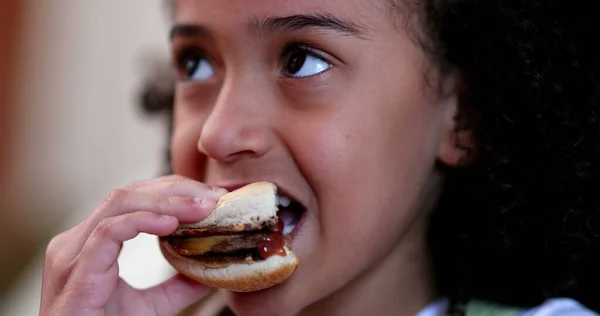 Hamburger Yiyen Küçük Bir Kız Hamburger Yiyen Çocuk — Stok fotoğraf
