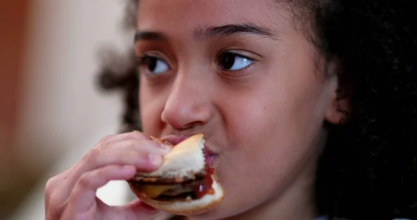 Little Girl Eating Burger Child Taking Bite Hamburger — Φωτογραφία Αρχείου